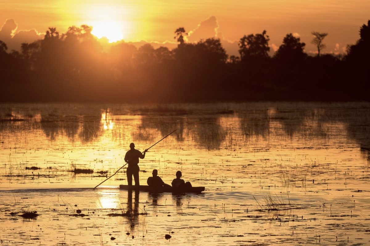 botswana-okavango-delta-pelo-camp-mokoro-sunset