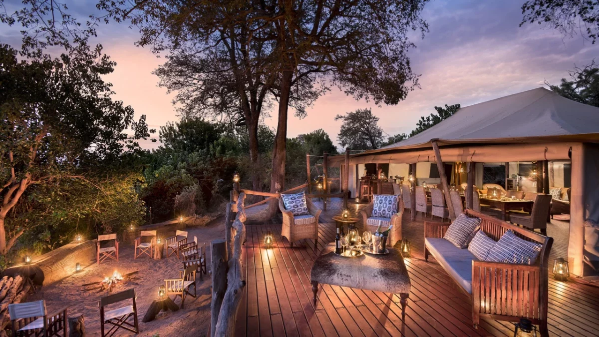 Linyanti Bush Camp, Abendstimmung auf dem Deck.