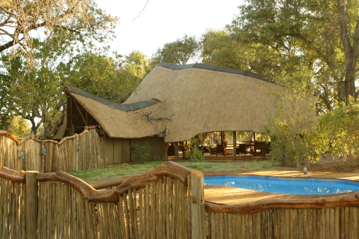 botswana-pom-pom-camp-hauptbereich-1737338945.jpg