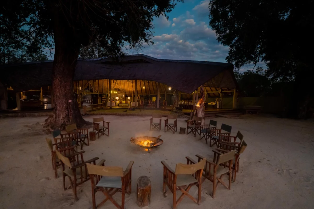 botswana-pom-pom-camp-lagerfeuer-1736126563.jpg