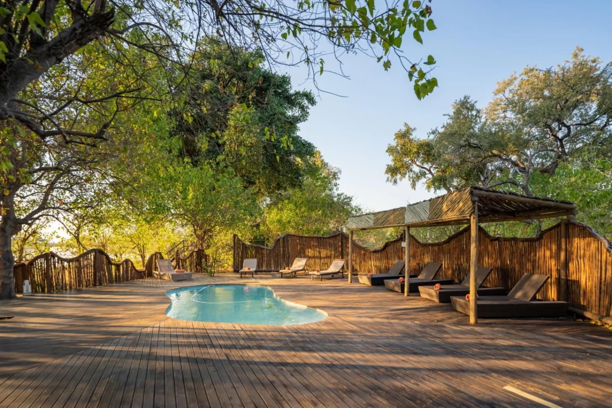 Pom Pom Camp in Botswana. Deck mit Pool.