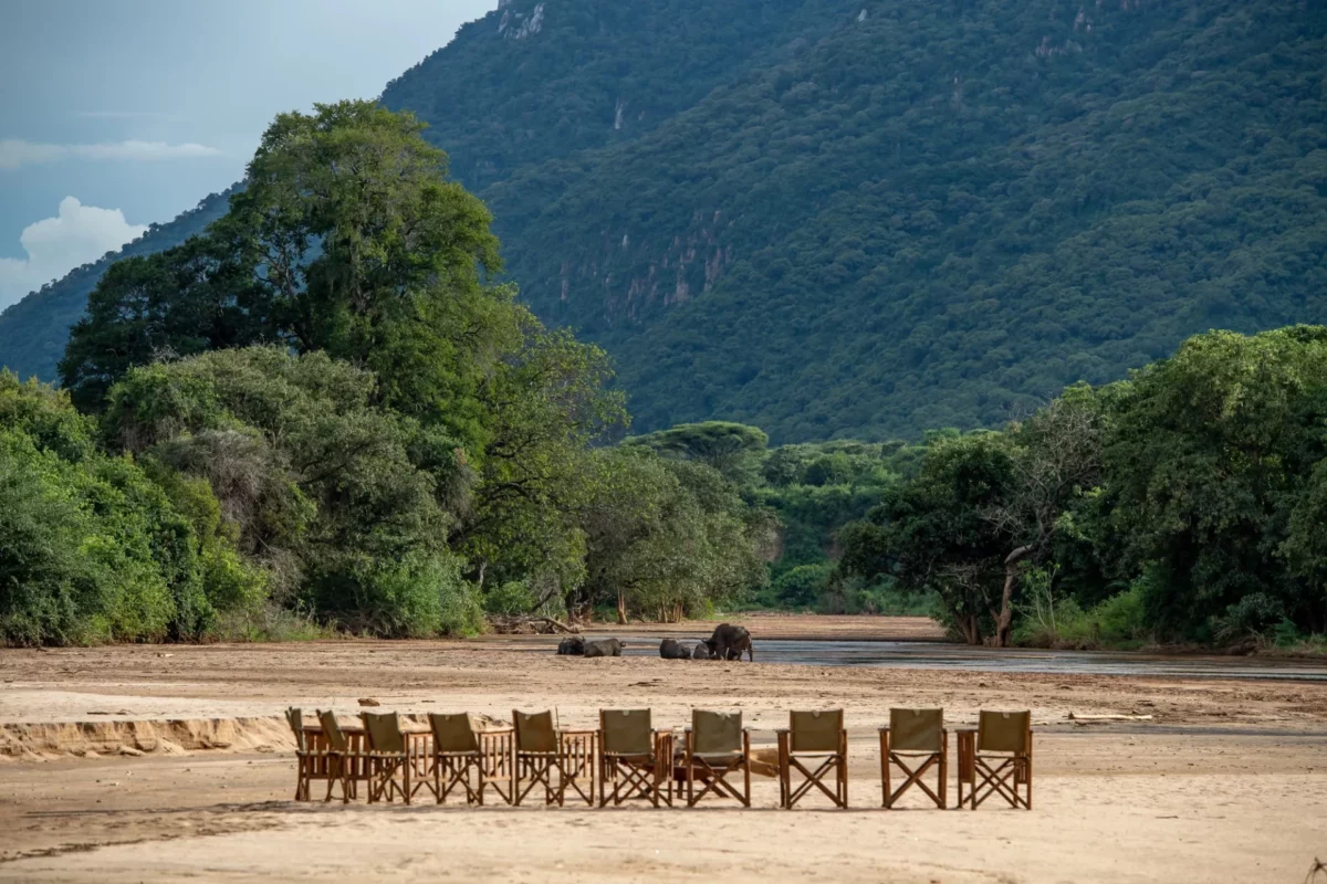 csm_Wayo-Manyara-Green-Camp-Boma-im-Flussbett-Paul-Joynson-Hicks-3240x2160-uvwxyz_c4900ee2ca.jpg