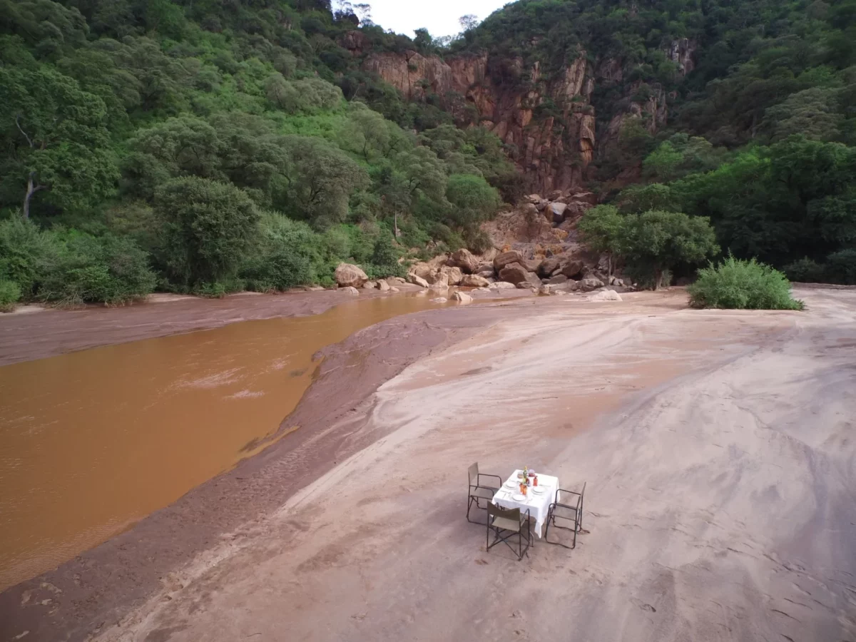 csm_Wayo-Manyara-Green-Camp-Dinner-am-Wasserfall-Wayo-Africa-2880x2160-uvwxyz_b5999c75a2.jpg