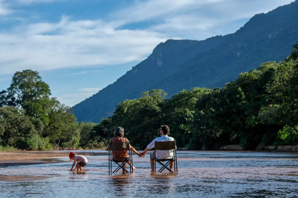 csm_Wayo-Manyara-Green-Camp-Familie-im-Endabash-River-Paul-Joynson-Hicks-3240x2160-uvwxyz_d926b409b7.jpg
