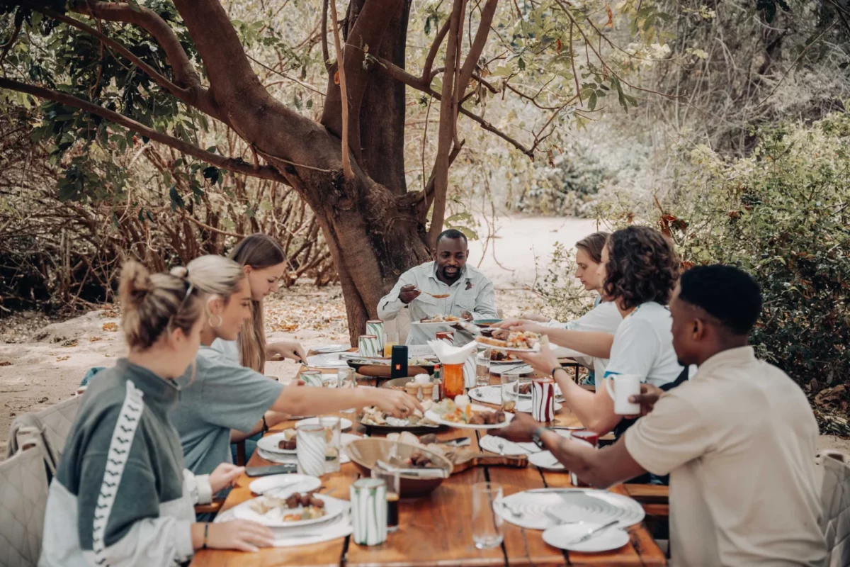 csm_Wayo-Manyara-Green-Camp-Lunch-mit-Guide-Malicky-Boaz-6000x4000-uvwxyz_76a4b635ae.jpg