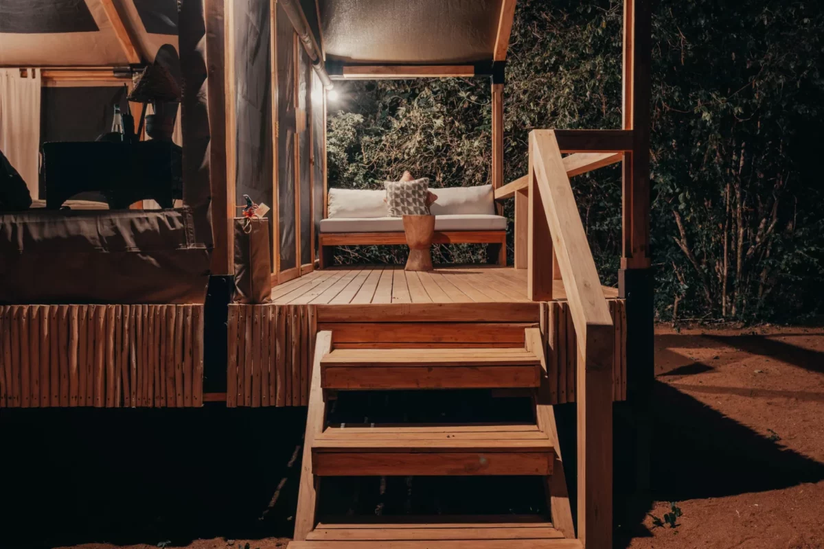 csm_Wayo-Manyara-Green-Camp-Stufen-zur-Veranda-Malicky-Boaz-5736x3824-uvwxyz_55a218ae1a.jpg