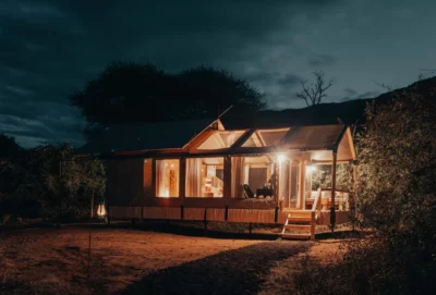 csm_Wayo-Manyara-Green-Camp-Zelt-mit-zurueckgezogenem-Dach-Malicky-Boaz-5579x3779-uvwxyz_8322446d5d.jpg