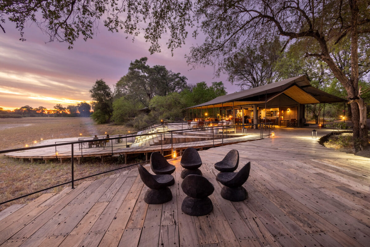 Kiri Camp in Botswana, Okavango Delta. Deck im Sonnenuntergang