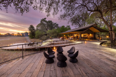 Kiri Camp in Botswana, Okavango Delta. Deck im Sonnenuntergang