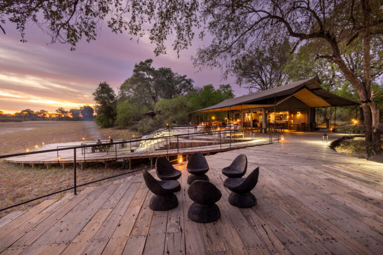 Kiri Camp in Botswana, Okavango Delta. Deck im Sonnenuntergang