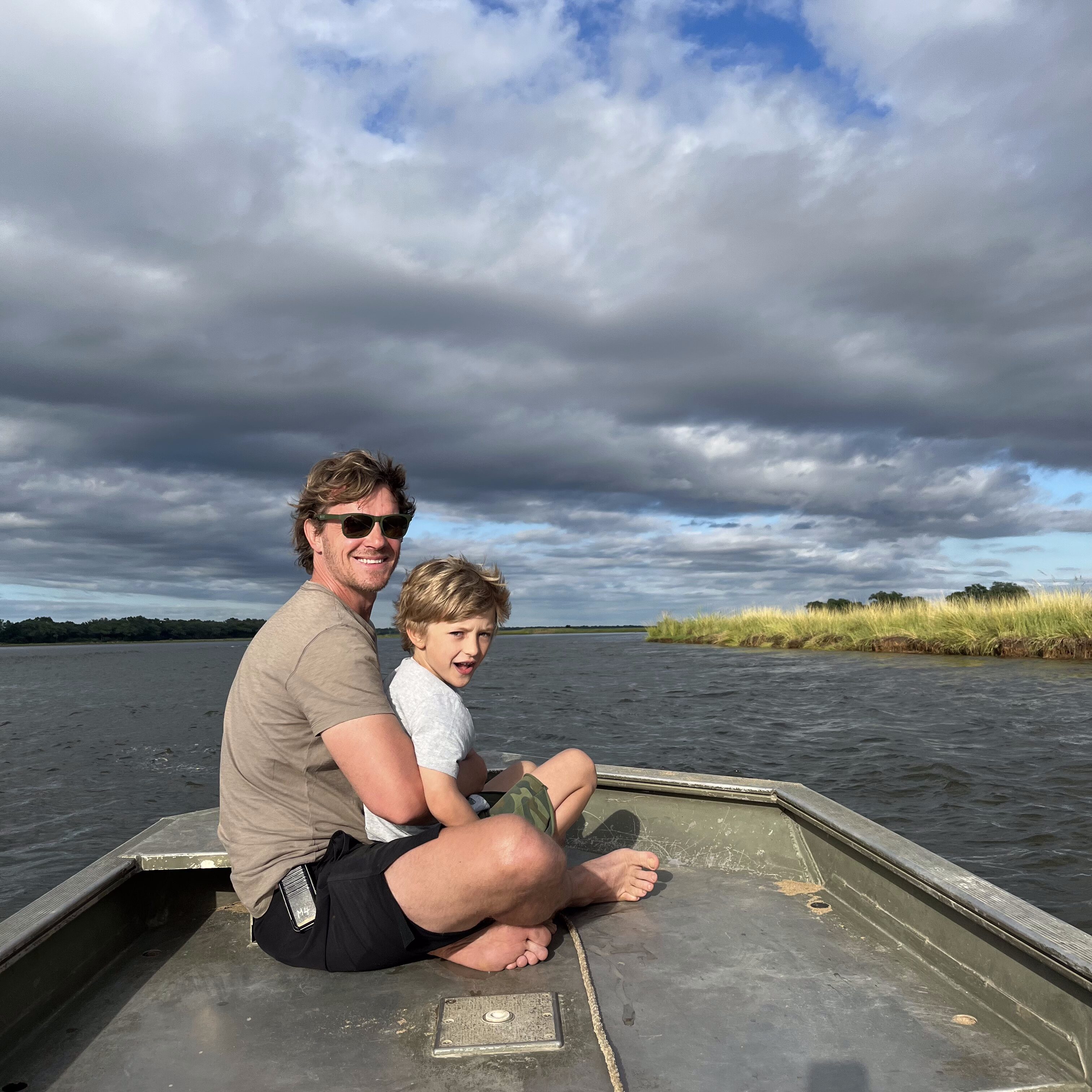 Luke, Gründer von Pinto Africa, auf dem Lower Zambezi in Sambia.