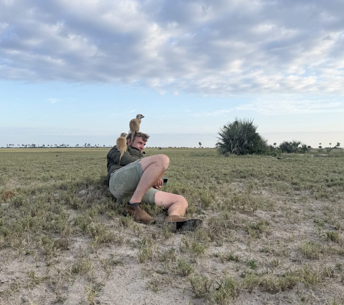 Luke mit Erdmännchen in Botswana,- Jack´s Camp