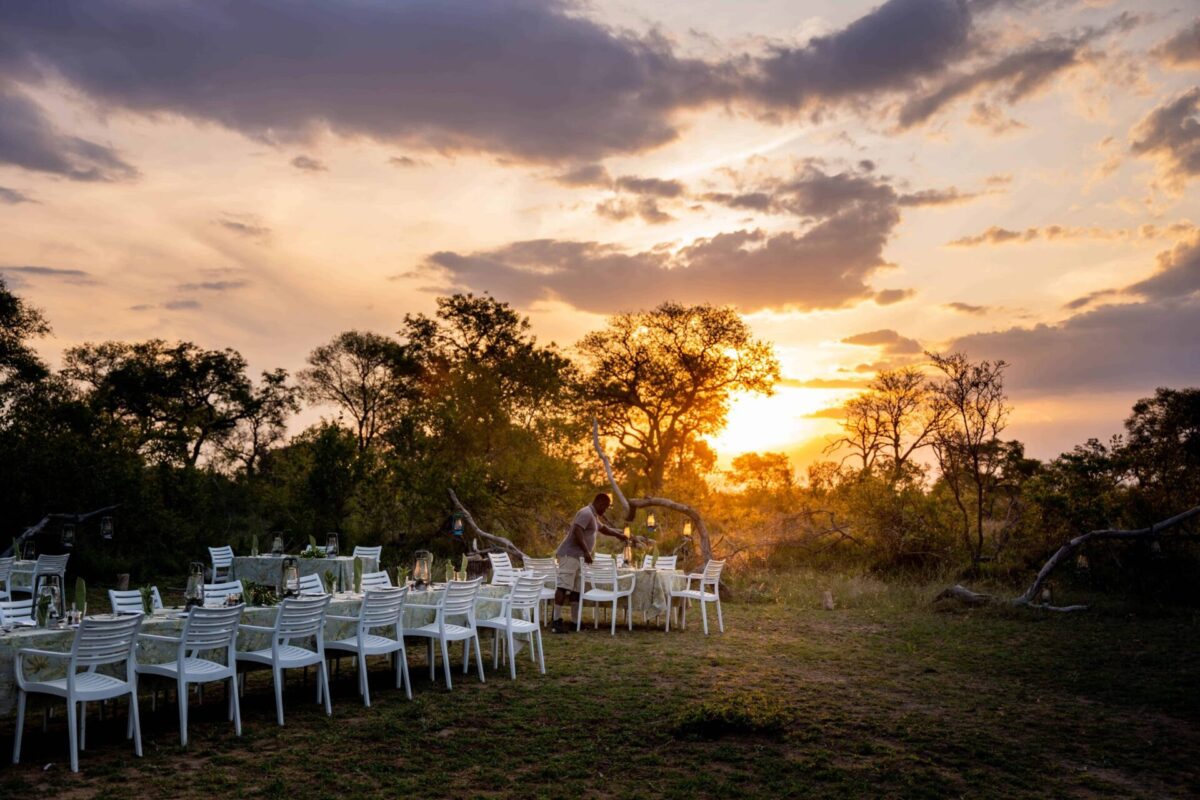 Tisch beim Bush Dinner im Thornybush Reservat unter freiem Himmel