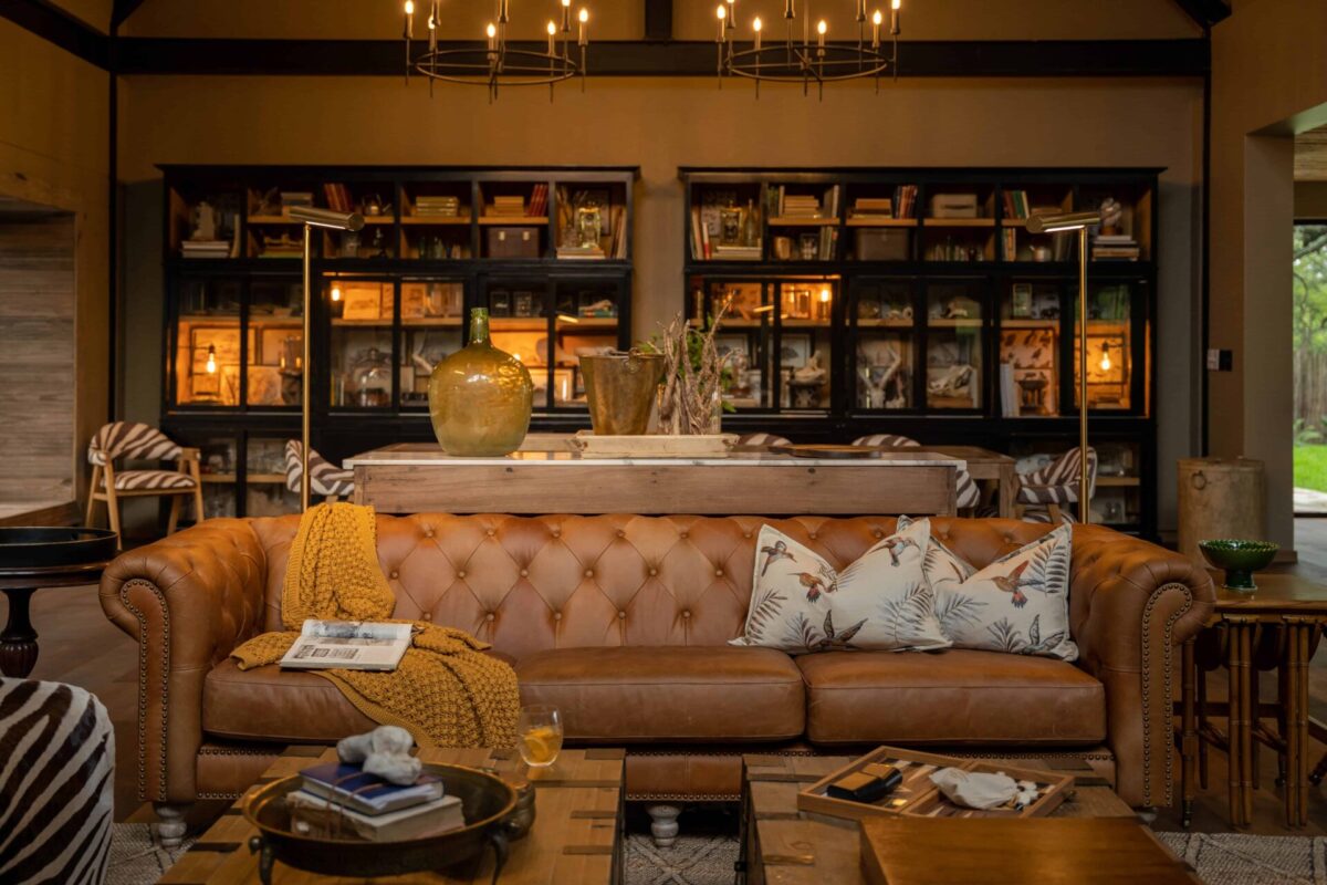 Bibliothek der Thornybush Game Lodge mit Safari-Klassikern