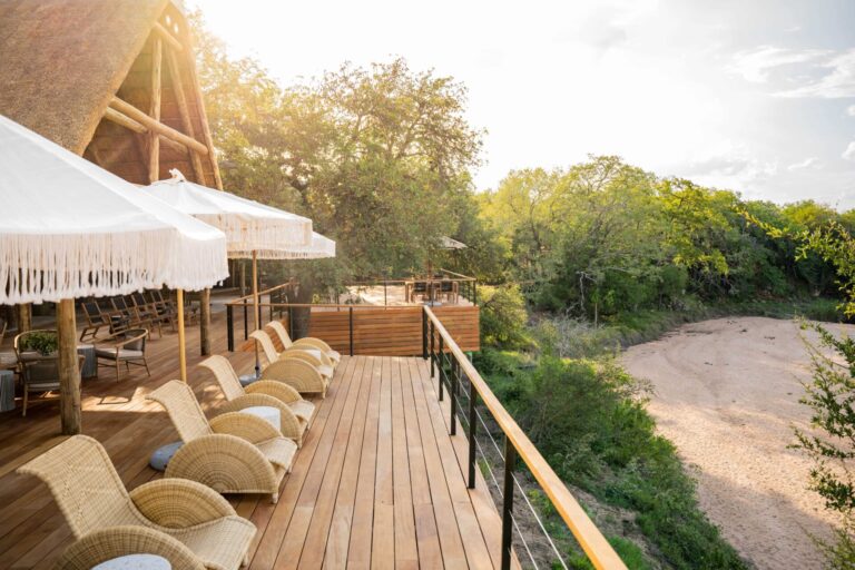 Thornybush Game Lodge mit Loungebereich und Sonnenschirmen am Monwana River