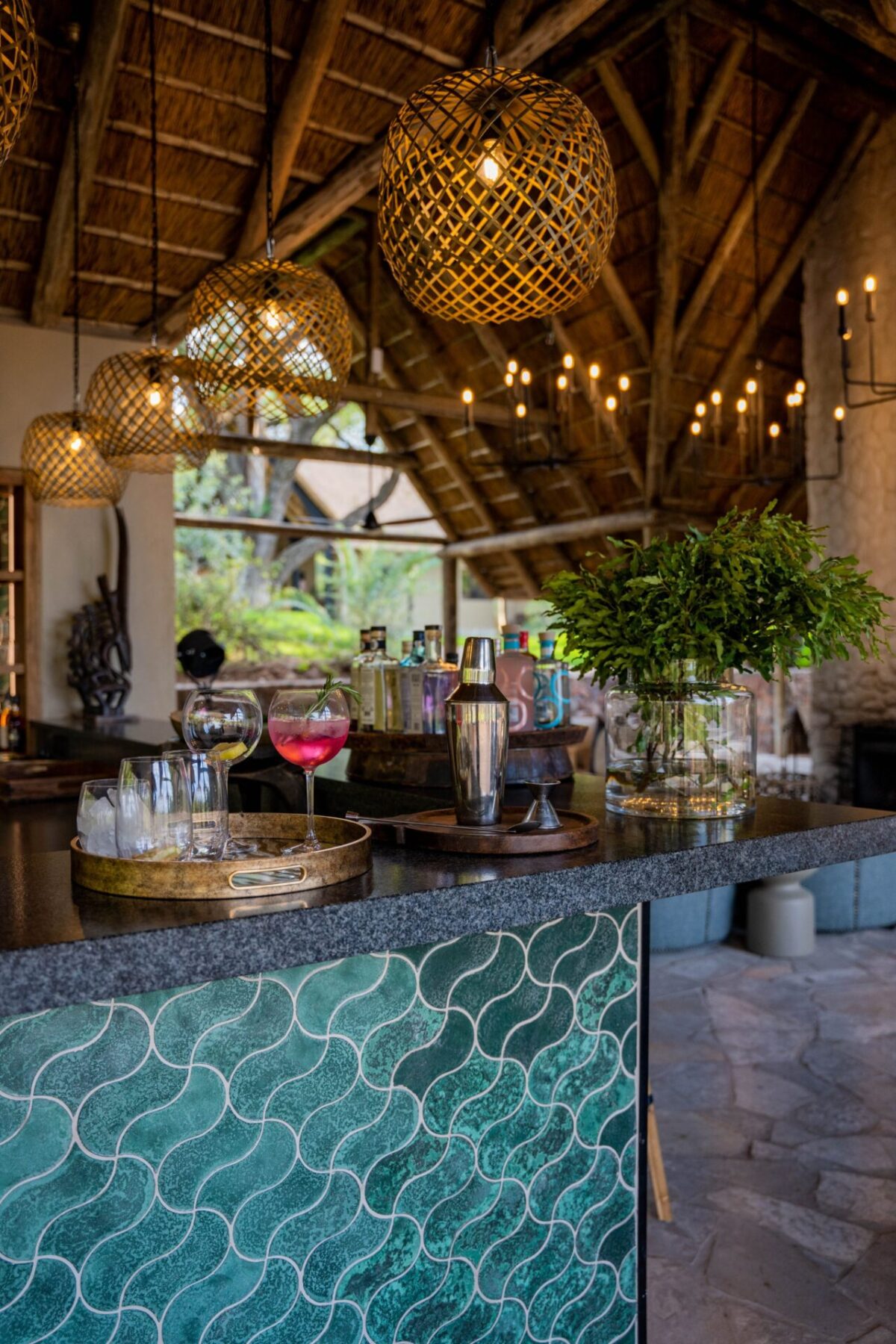 Hauptbereich der Thornybush Game Lodge mit Blick auf den Monwana River
