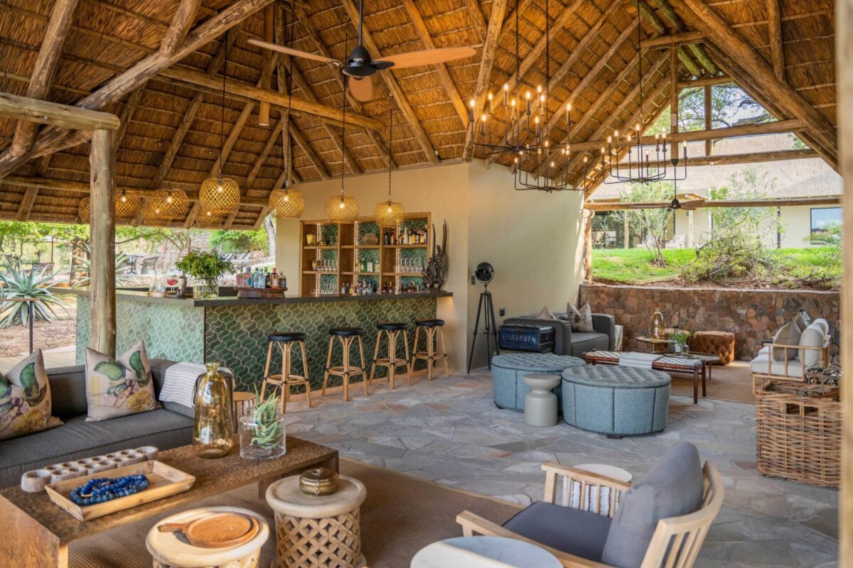 Restaurant der Thornybush Game Lodge mit Blick auf den Busch