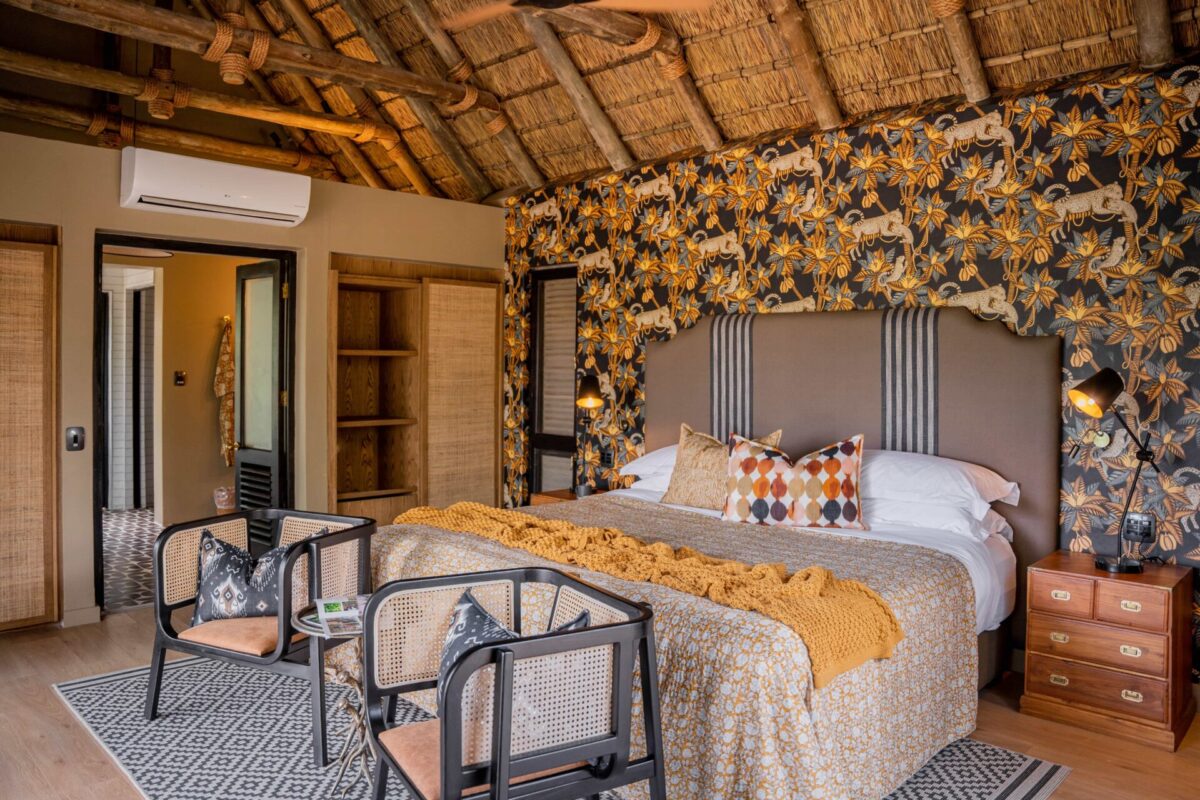 Suite mit Bett und Blick auf den Busch in der Thornybush Game Lodge