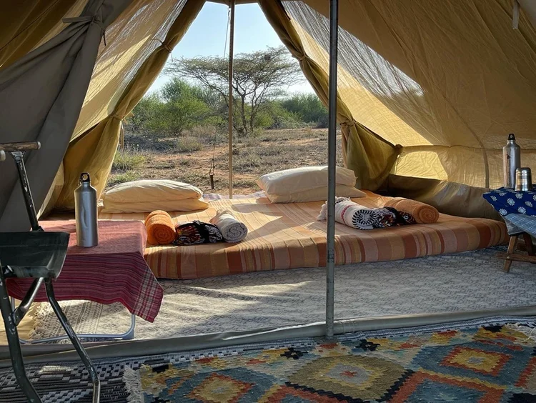 Luxury-Zelt von Karisia mit Doppelbett, Solar-Beleuchtung und Sitzbereich